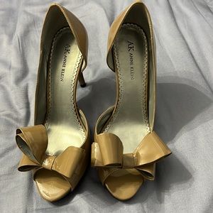 Anne Klein Tan/Nude heels gently worn w BOW
